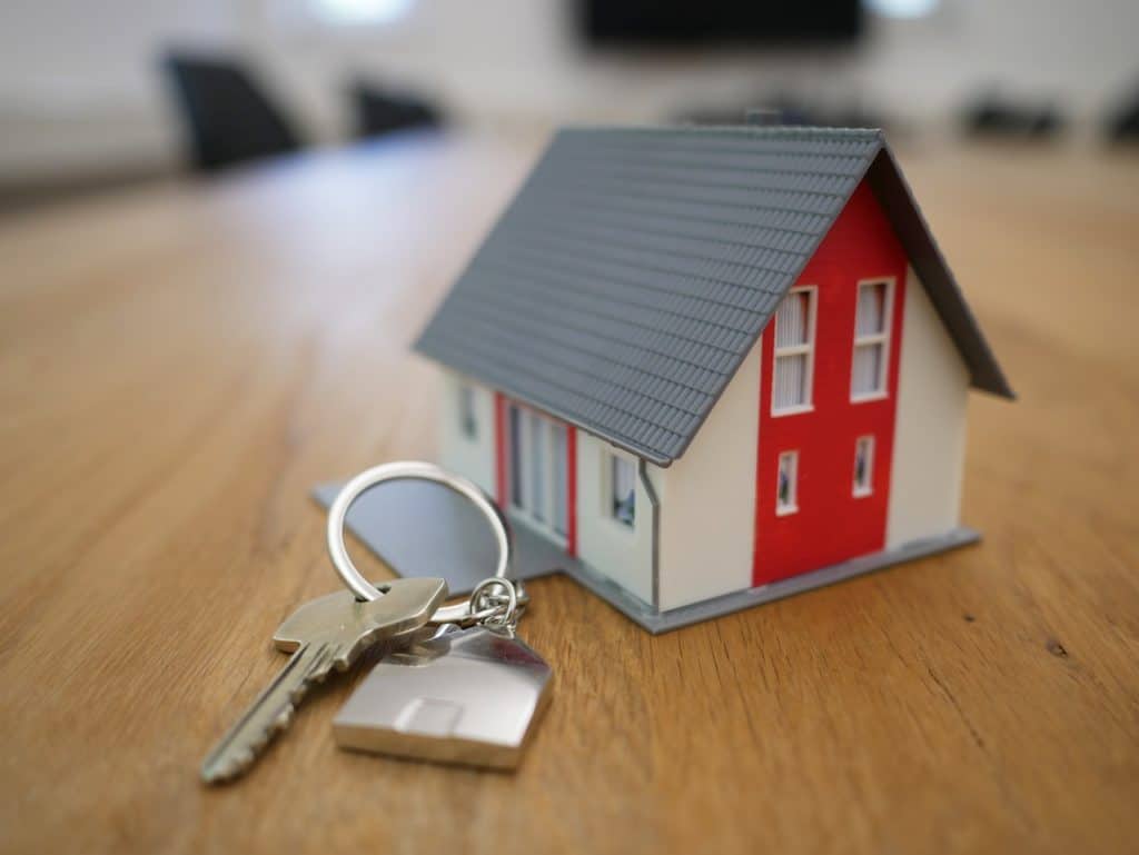בית קטן עם מפתחות